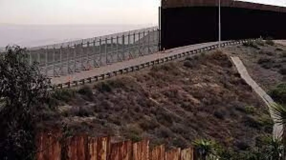 Escalofriante: Arrojan a dos nenas migrantes desde un muro fronterizo de EE.UU 