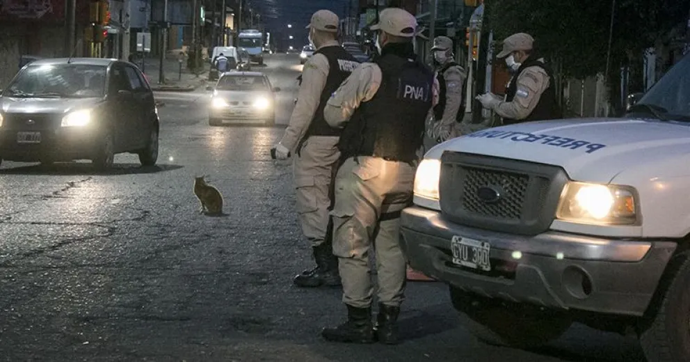Iba borracho como pasajero de un taxi y fuera del horario permitido: fue detenido