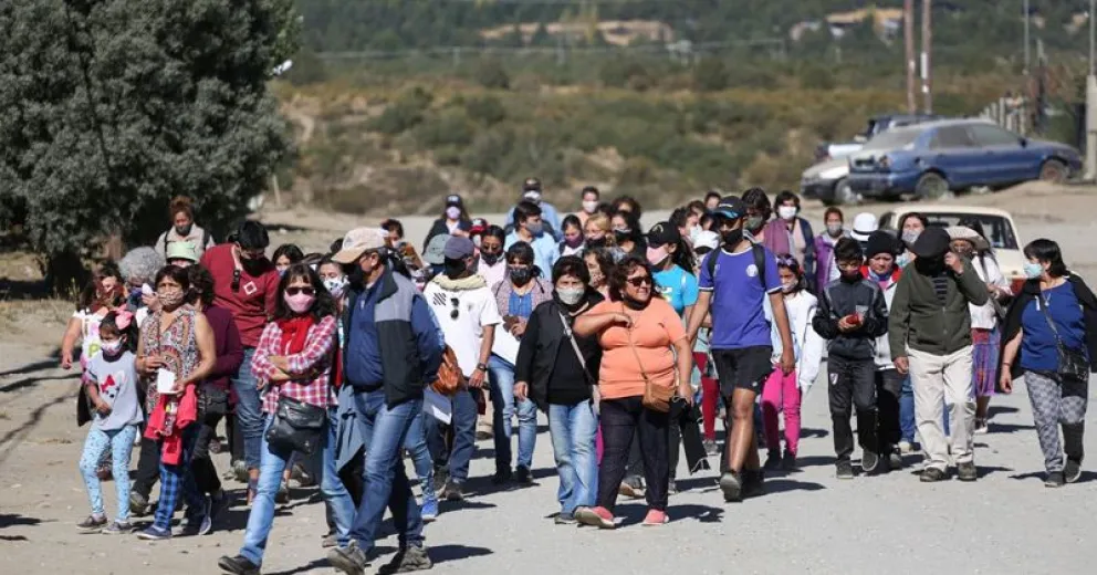 La Comunidad San Cayetano realizó el vía crucis orando por todos