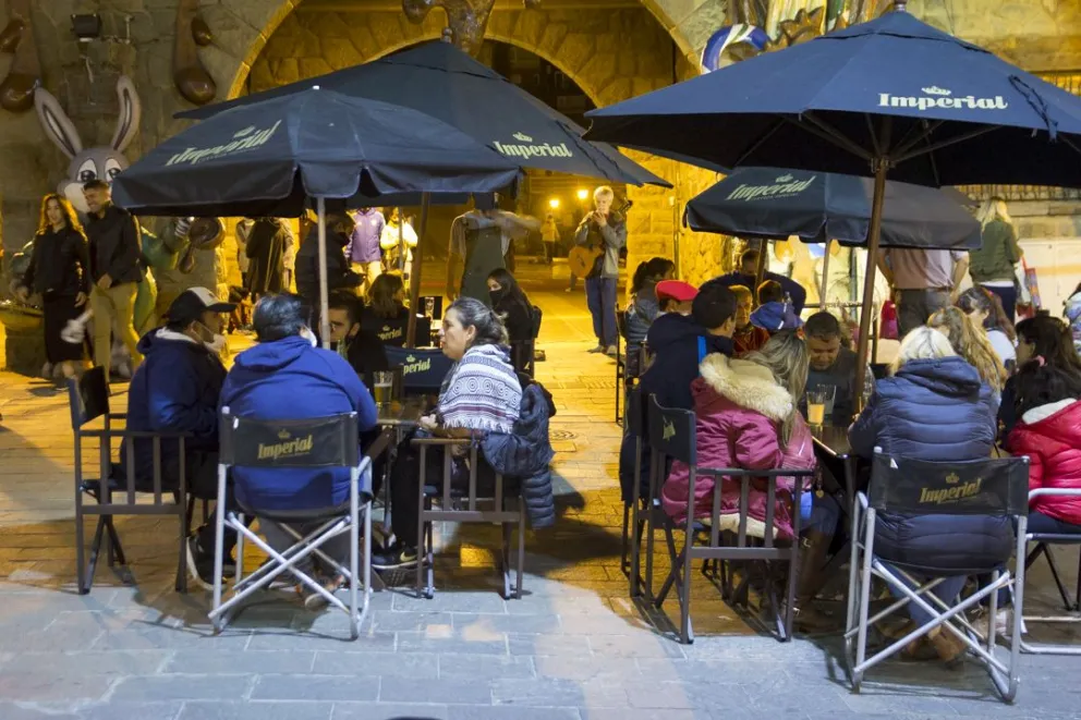 Bares y restaurantes hasta la 1 en fines de semana y vísperas de feriado