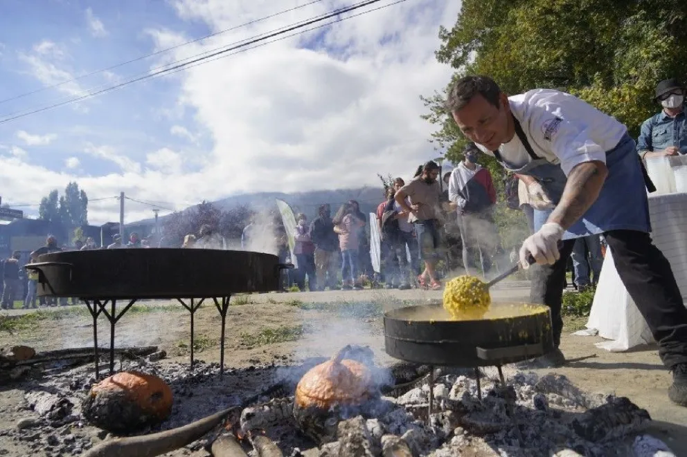 Paellas gigantes, cordero al asador y platos tradicionales deleitaron en El Bolsón