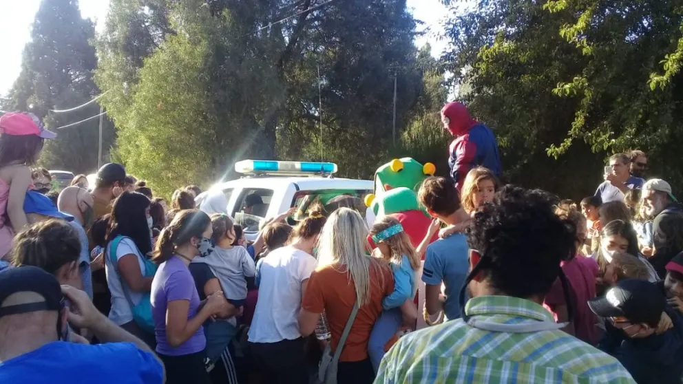 Lindo gesto: policías y bomberos entregaron huevos de Pascua y golosinas a niños de Bariloche