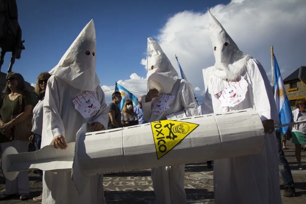 Piden datos para determinar quiénes eran los del “Ku Klux Klan” en el Centro Cívico