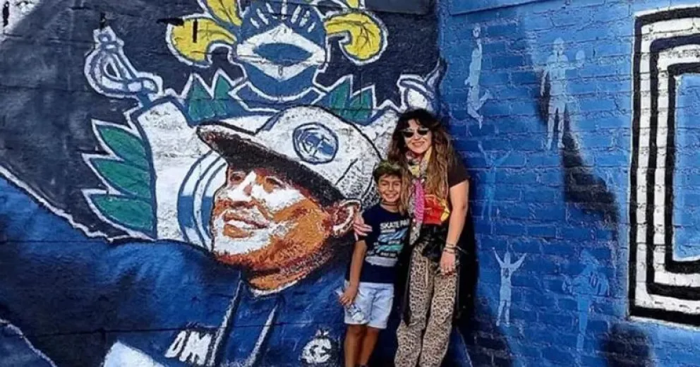 Gianinna Maradona, Benja Agüero y Daniel Osvaldo se fotografiaron junto a los murales de Diego