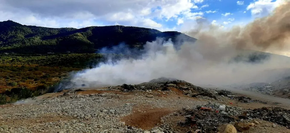 El viento dificultó el combate del fuego en el Vertedero pero lograron controlarlo