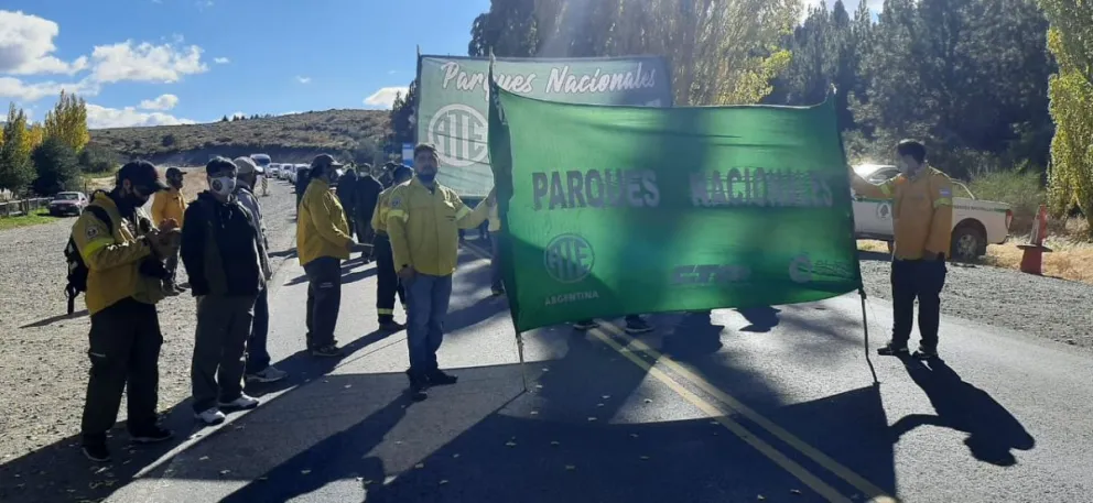 Brigadistas cortaron media calzada en el puente del Limay