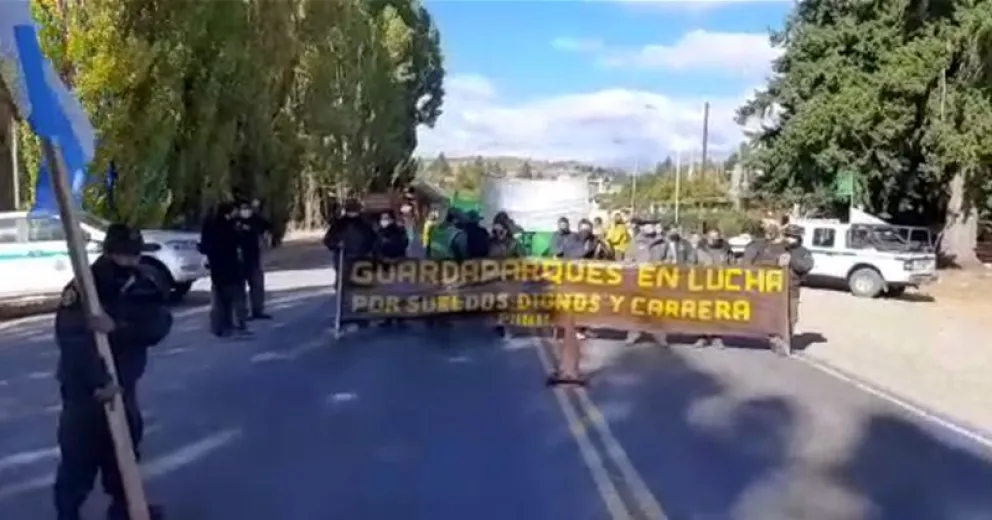 Brigadistas cortan el puente Limay exigiendo aumento salarial y mejores  condiciones laborales