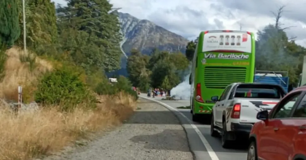 Enmascarados cortan la ruta 40 en Villa Mascardi