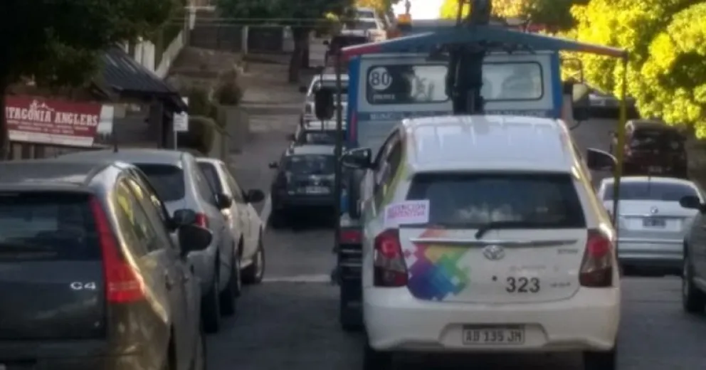 ¡La grúa se llevó un auto de la Municipalidad mal estacionado!    
