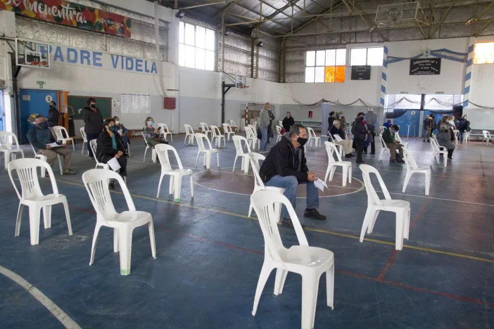 Comenzaron a vacunar contra el coronavirus en el Gimnasio Municipal Nº1