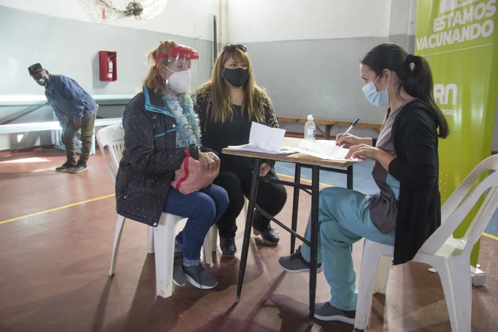 Alertan sobre falsas convocatorias para vacunarse en el Gimnasio N°1 