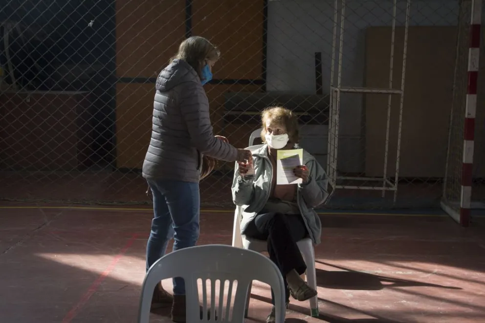 Anuncian que el domingo próximo se vacunará a todas las personas mayores de 70 años 