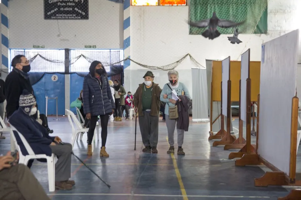 Adultos mayores contaron cómo fue vacunarse contra el COVID en el Gimnasio Municipal N°1
