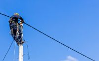 Instalan fibra óptica para reanudar el servicio de internet en barrios del Oeste 