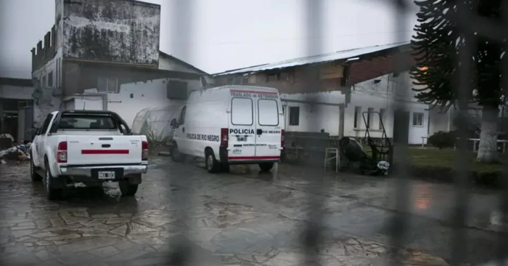 Separan a un agente penitenciario sospechado de traficar estupefacientes en el penal de Bariloche