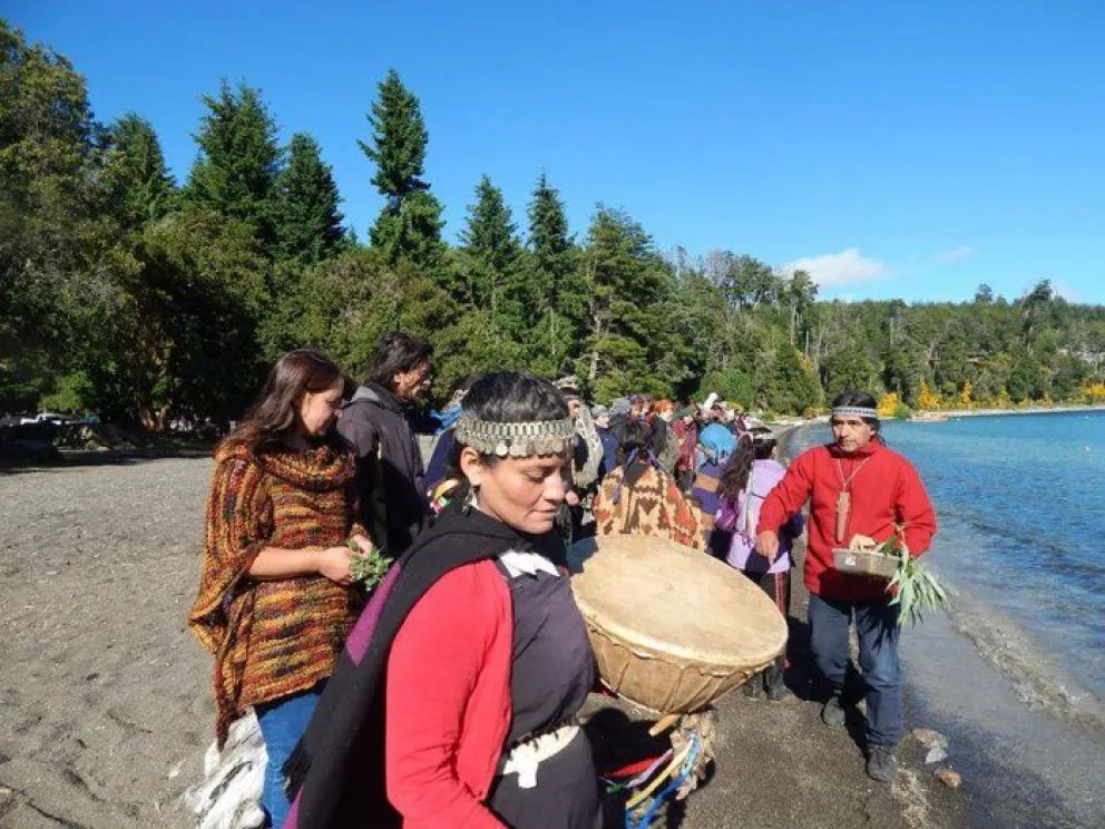 Un habitante de Villa La Angostura carga contra la comunidad indígena, pero también contra la municipalidad.