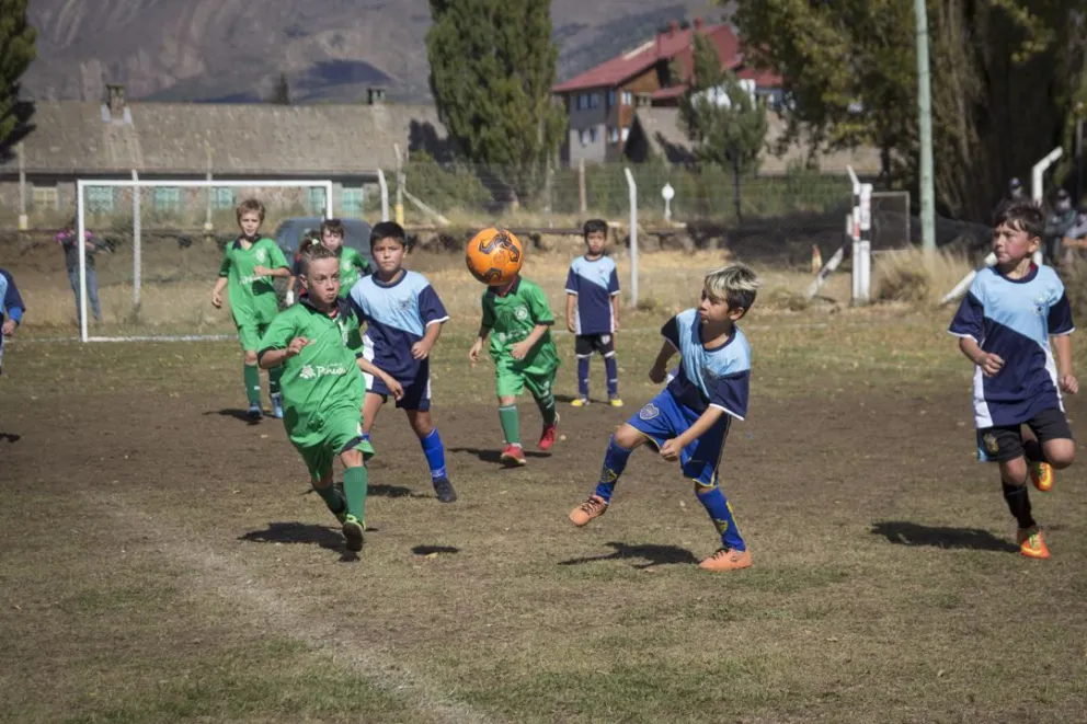 Padres reclaman por la vuelta del fútbol infantil mixto 