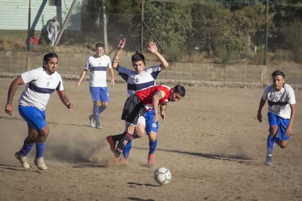 Quien quiera jugar al fútbol federado en Bariloche se tiene que vacunar 