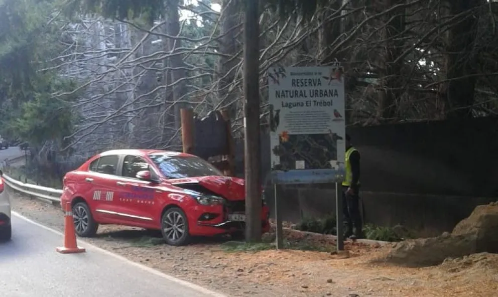 Un herido tras chocar contra un poste