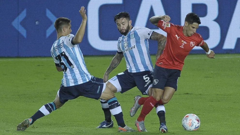 Racing le ganó a Independiente con un penal sobre el final y festejó el clásico