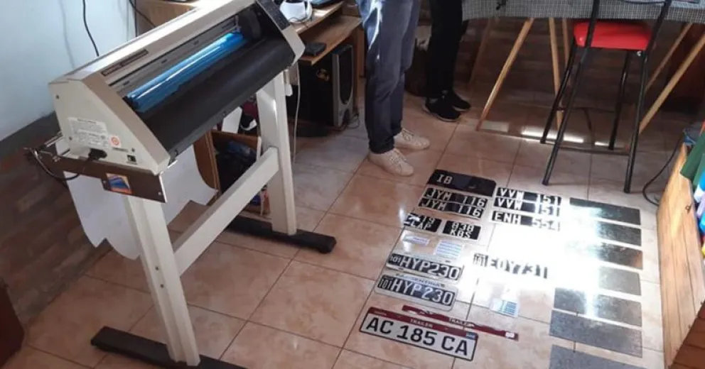 Vendían patentes truchas por internet y fueron descubiertos