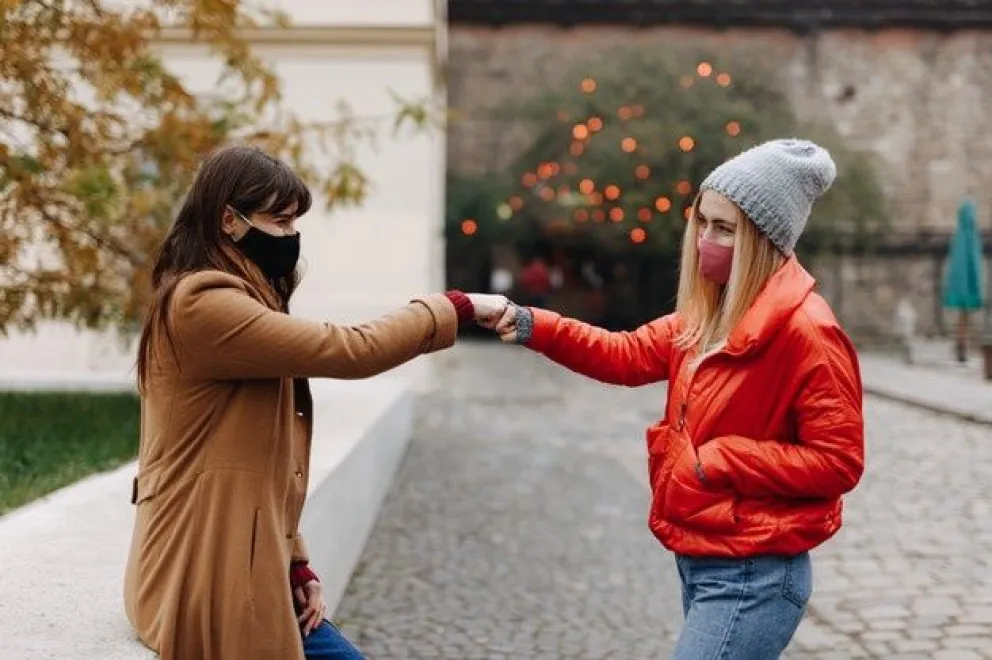 Covid en Argentina: el 76% de las personas dejó de saludarse con un beso
