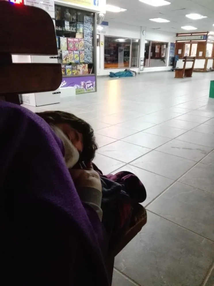 60 turistas varados pasaron la noche en la Terminal de Ómnibus
