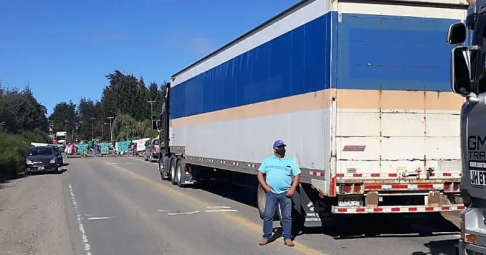 Crece la tensión en Villa La Angostura entre camioneros chilenos y trabajadores de la salud