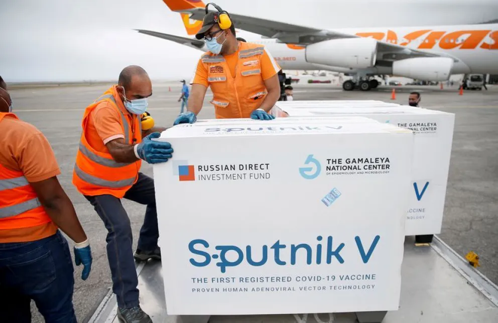 Llegó un cargamento ruso con material para la producción propia de Sputnik-V