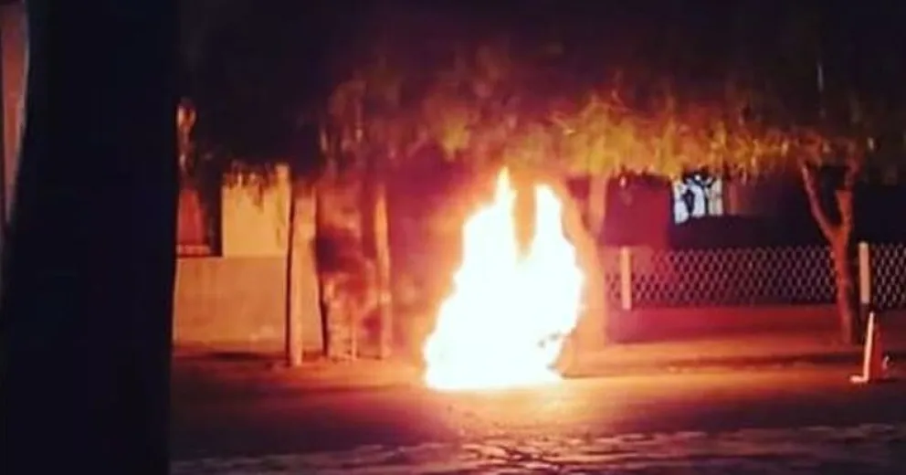 Le iban a secuestrar la moto y para impedirlo, la prendió fuego en plena calle