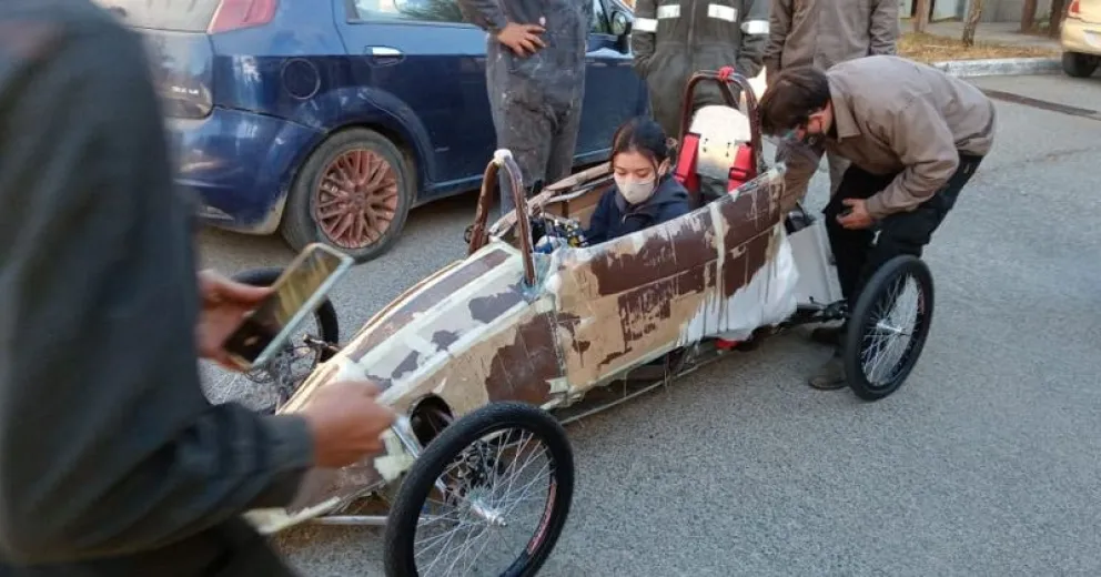 Te mostramos el auto eléctrico que fabricaron los estudiantes del CET 2