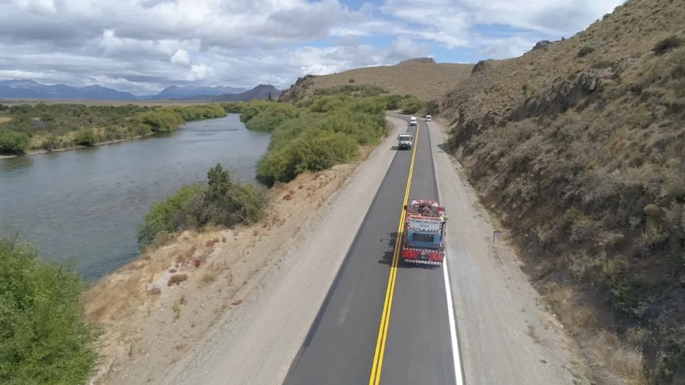 Invadió el carril en una curva, embistió a un auto y lo dio contra el guardarraíl