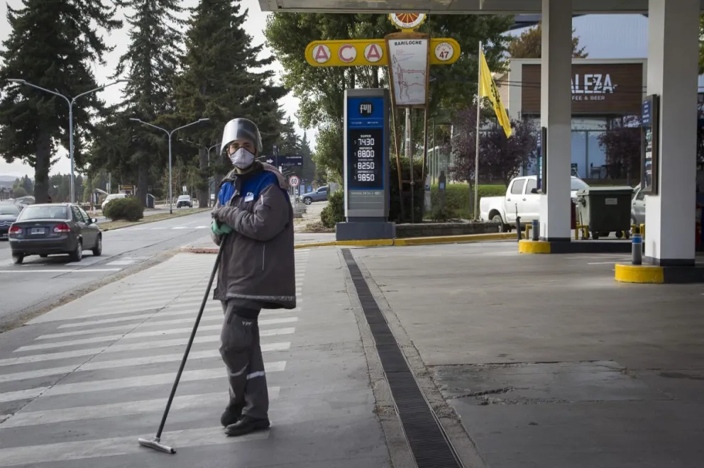 Pese a que aún no se registran faltantes, Bariloche sigue con atención la escasez de gasoil en todo el país