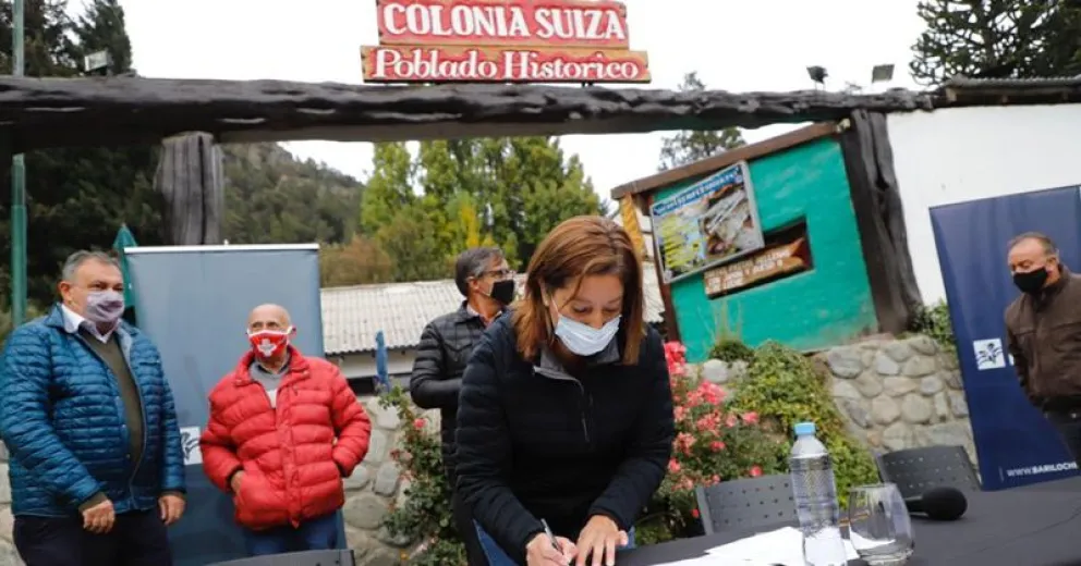 Arabela encabezó la apertura de sobres para el pavimento del acceso a Colonia Suiza