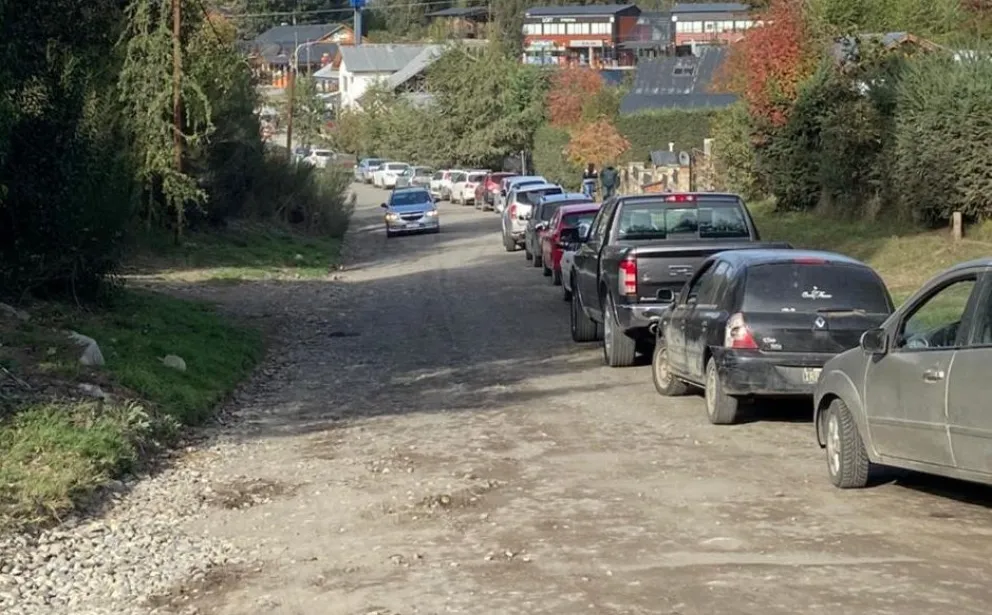 Llegó un camión con nafta y hubo larguísimas colas en Villa La Angostura