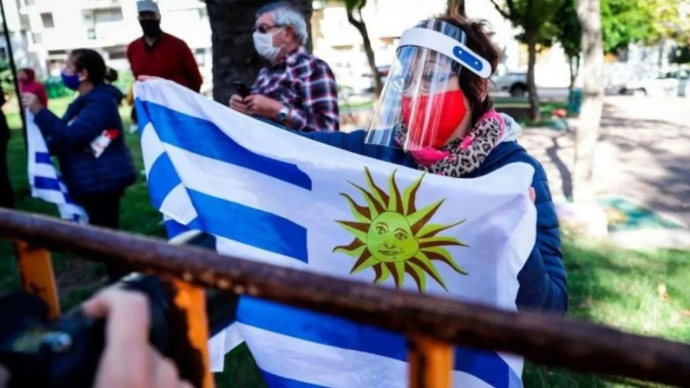 Uruguay debate castigar con hasta dos años de prisión si se viola la cuarentena