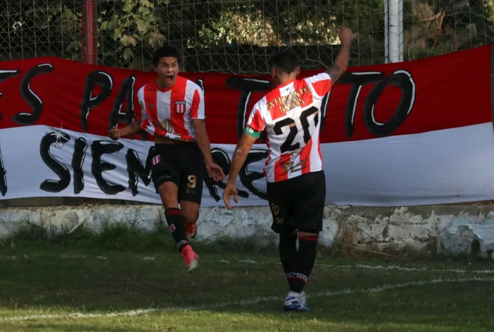 Estudiantes Unidos goleó y tiene un pie adentro