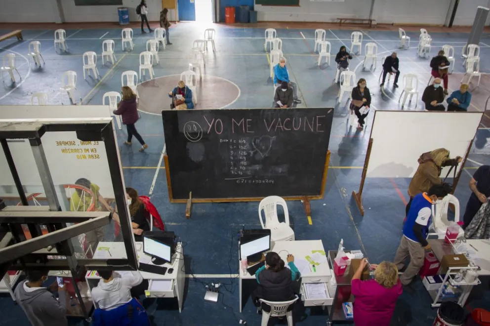 Atención: comienzan a anotar a personas de entre 35 y 39 años para recibir la vacuna  