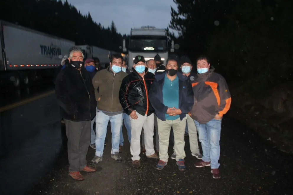 Camionero que llevaba nafta a Villa la Angostura no ingresó al pueblo por solidaridad con transportistas chilenos