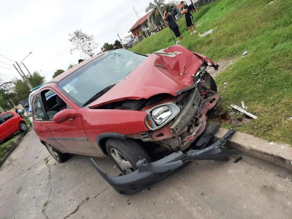 “Lo volvería a hacer”: Destrozó su propio auto y salvó a su suegro de un robo