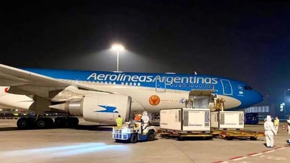 Llegó al país un nuevo vuelo con 800 mil dosis de vacunas Sputnik V