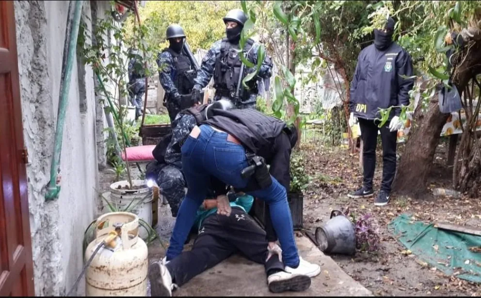 Hay tres detenidos por el asesinato del joven a quien habrían rociado con nafta y prendido fuego