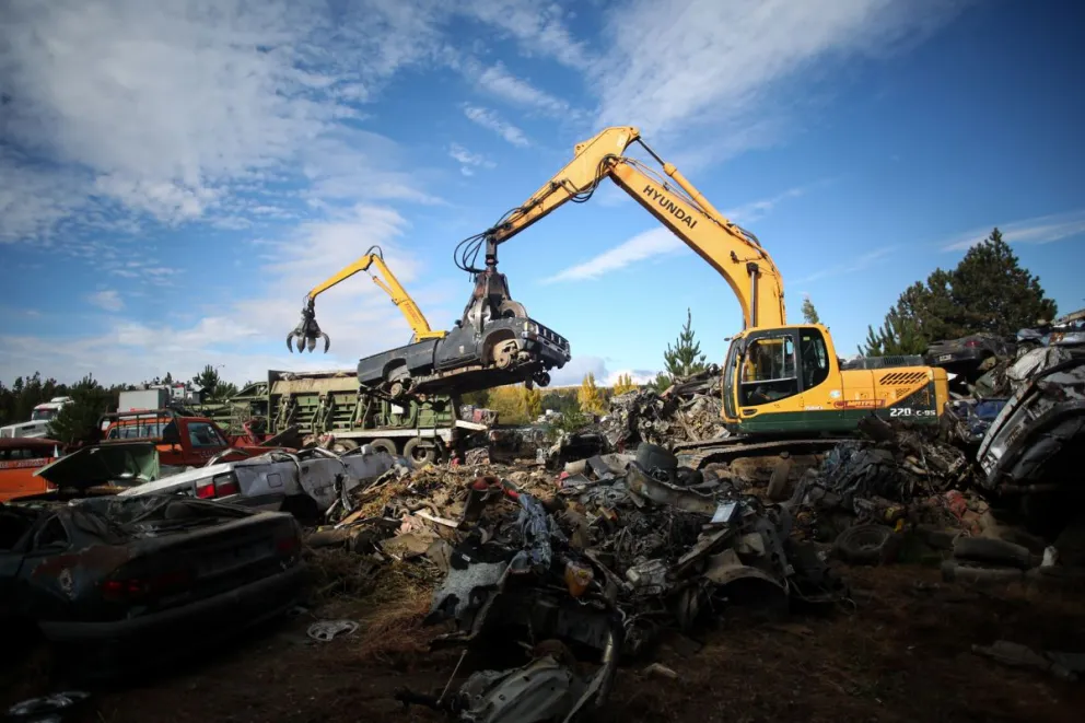 Planean compactar más de 500 autos para reciclar chatarra