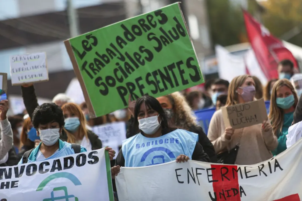 El personal de salud se movilizó hacía el Centro Cívico en busca de mejoras salariales