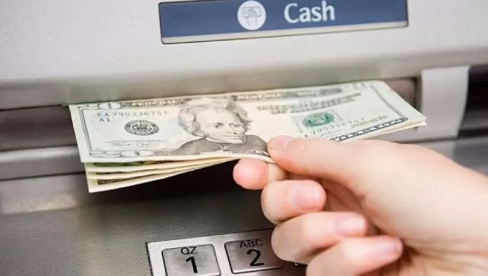 Le depositaron 1,2 millones de dólares por error, no los devolvió y fue presa