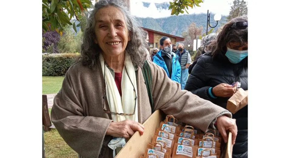 Blanca regaló semillas a los vecinos para volver a poner colores al bosque quemado