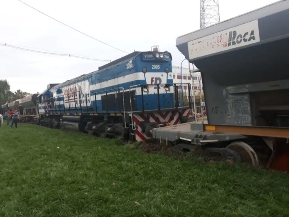 Incidente en pleno centro de Roca: Descarriló un tren de cargas 