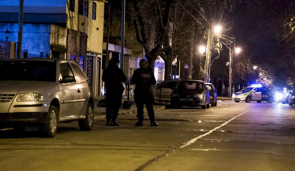 Lincharon, desnudaron y filmaron a dos delincuentes que robaron una camioneta