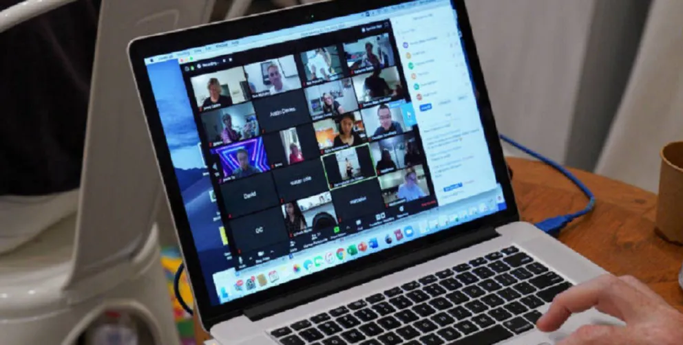 Estaba en clase virtual, entraron ladrones a su casa y pidió ayuda a la clase