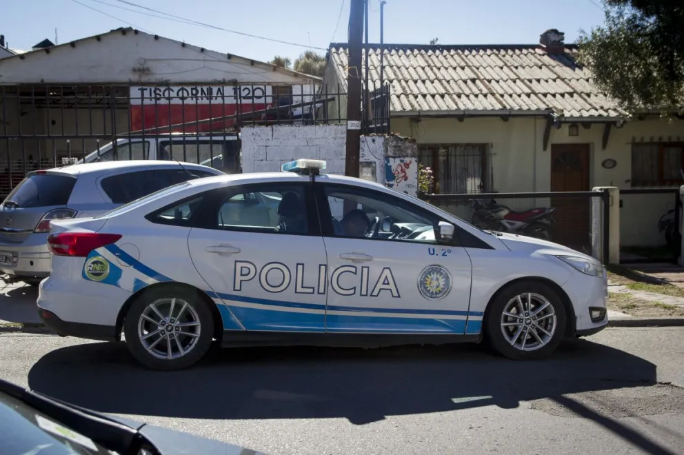 Murió un hombre al caer del techo de un galpón